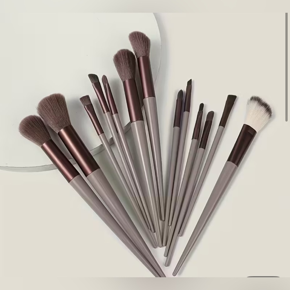 Makeup Brush Set Professional With Makeup Sponge in Storage Bag Beige 13 Brushes